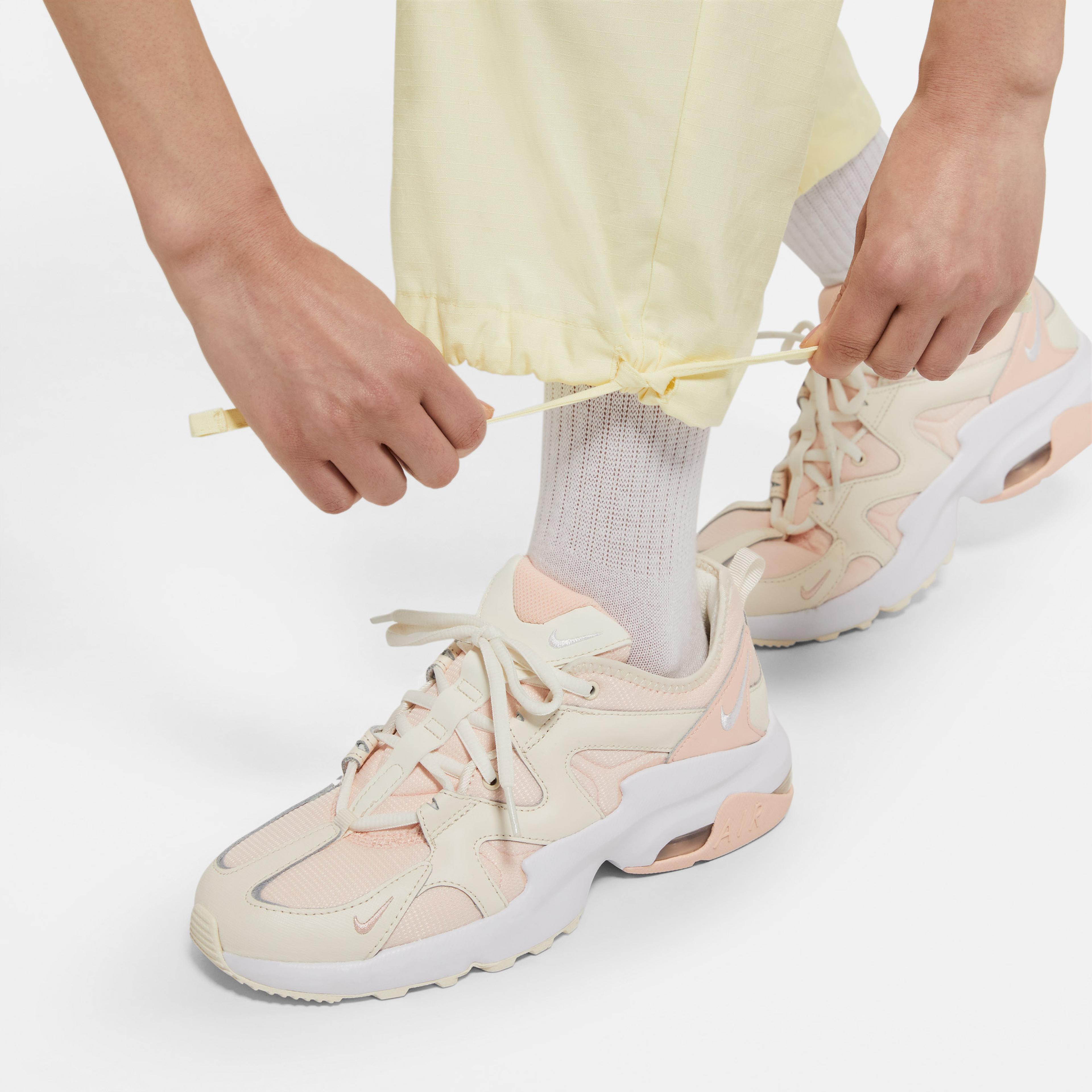 Nike Sportswear Icon Clash Kadın Krem Eşofman Altı