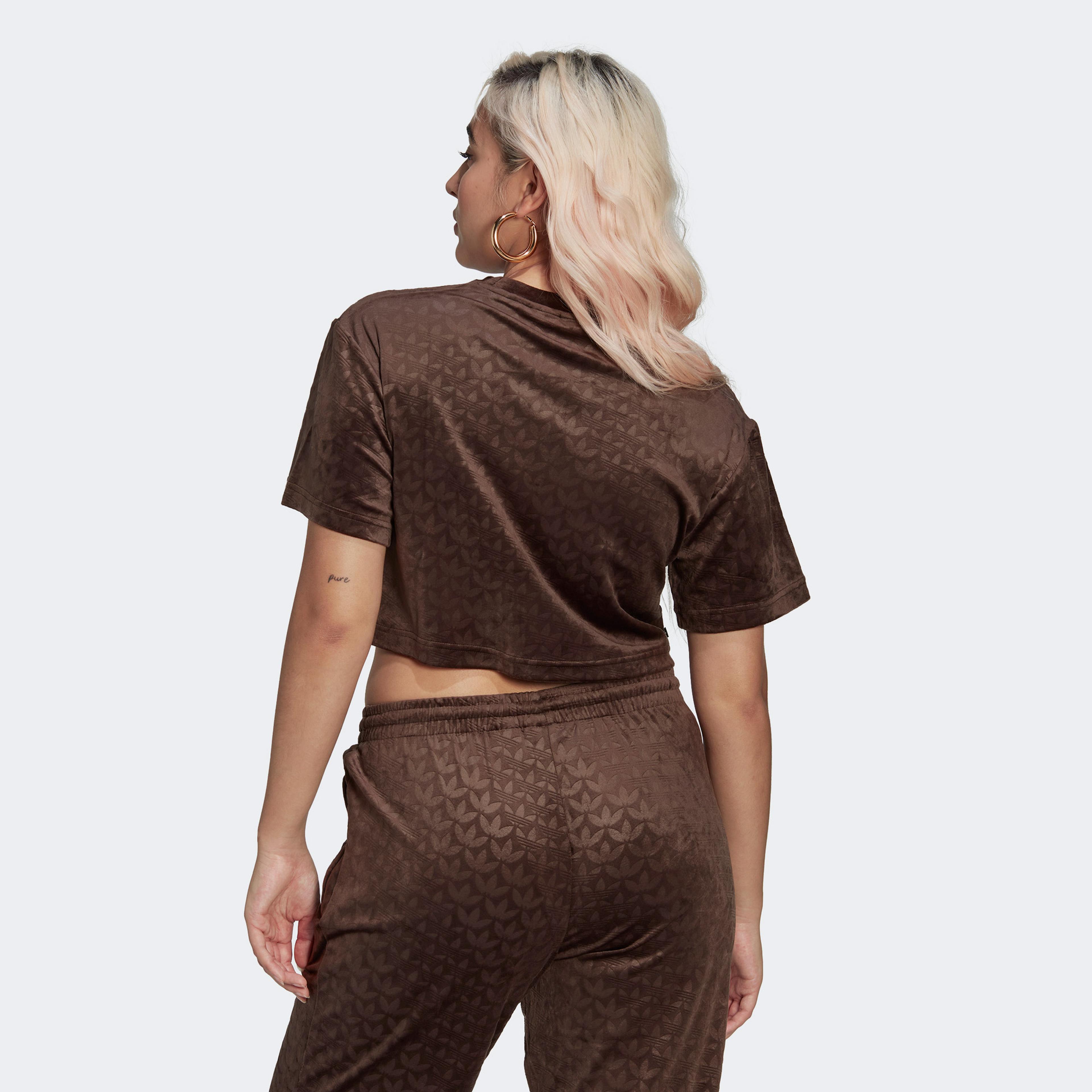 adidas Crop Velvet Embossed Monogram Kadın Kahverengi T-Shirt
