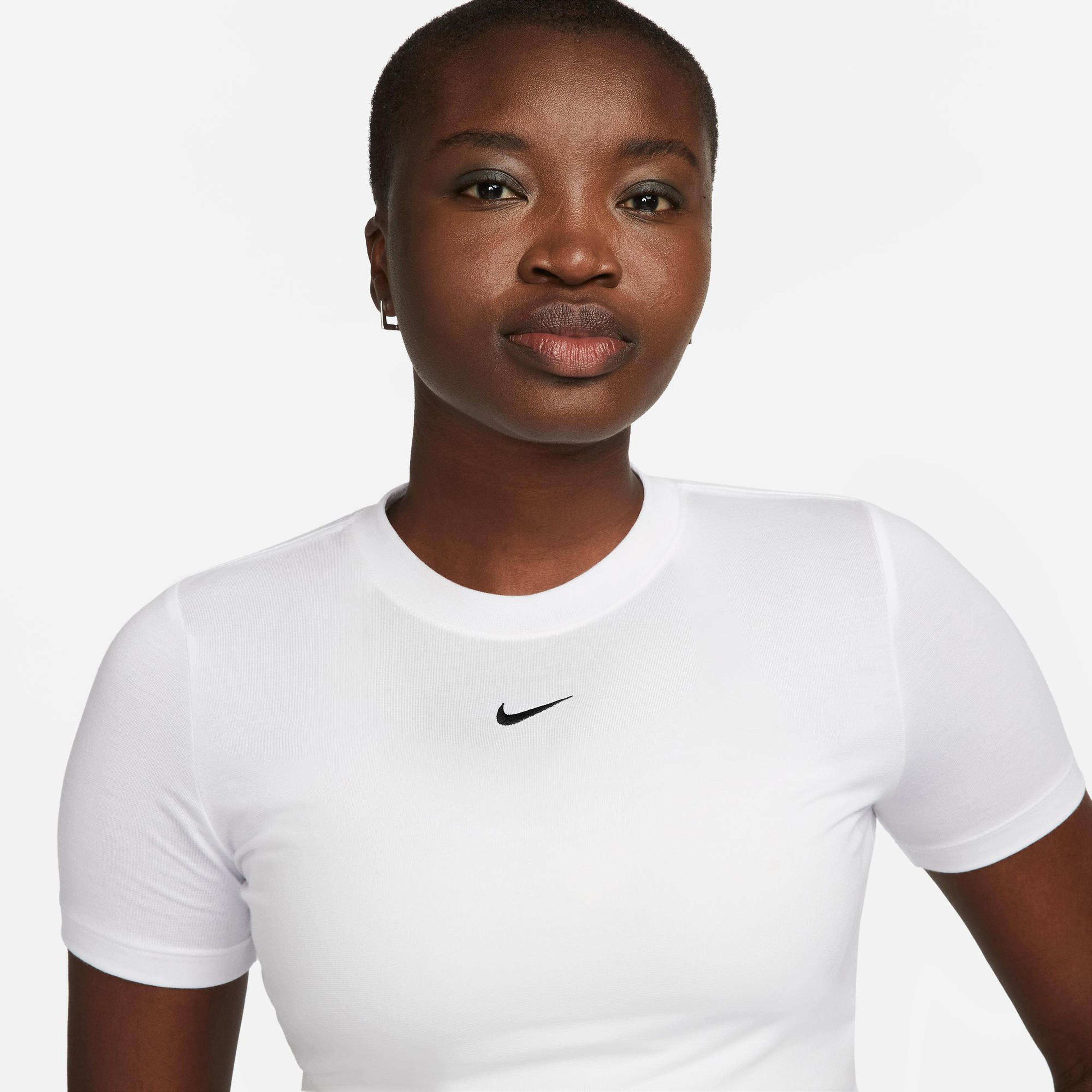 Nike Sportswear Essential Slim-Fit Kadın Beyaz Crop T-Shirt