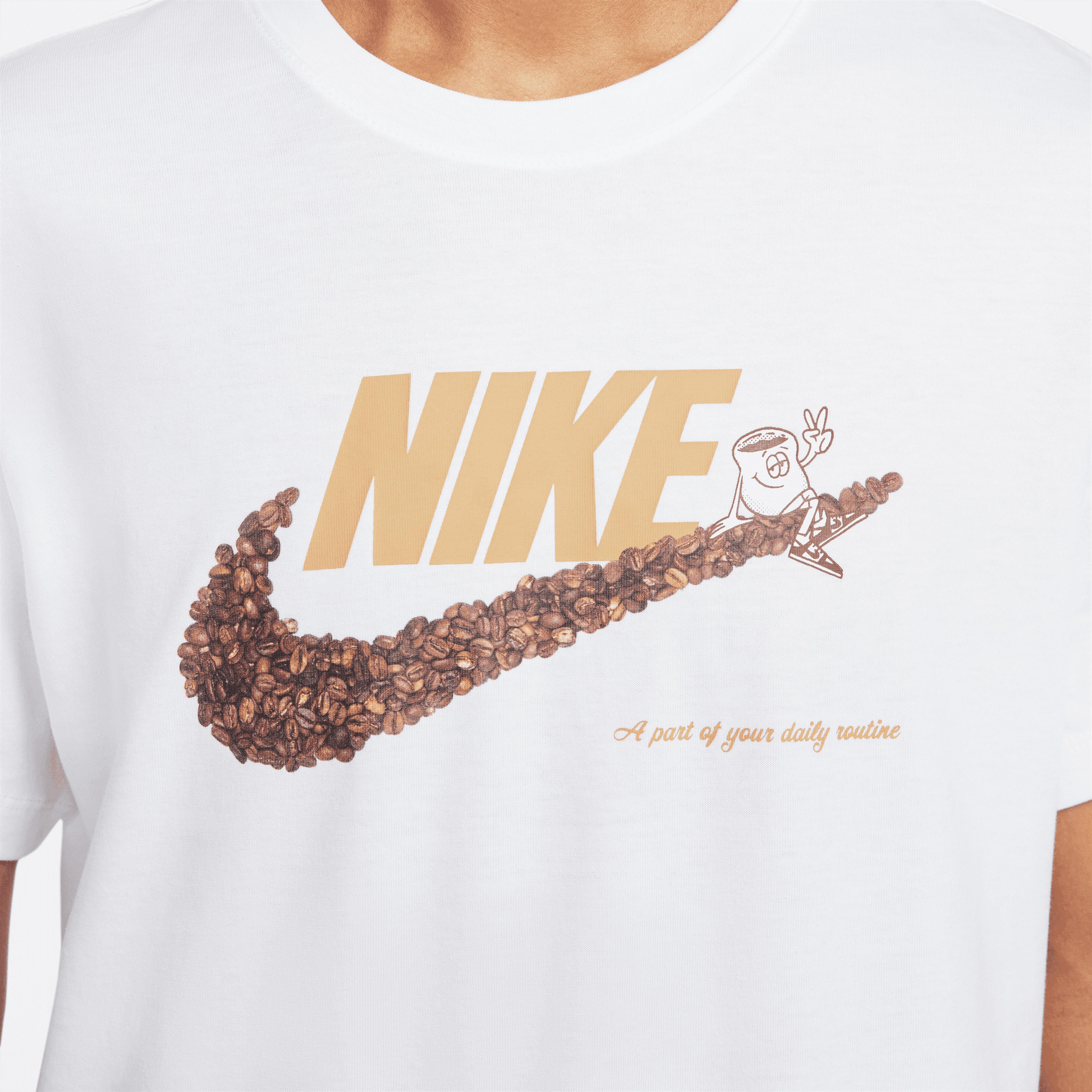 Nike Sportswear Coffee Swoosh Graphic Erkek Beyaz T-Shirt