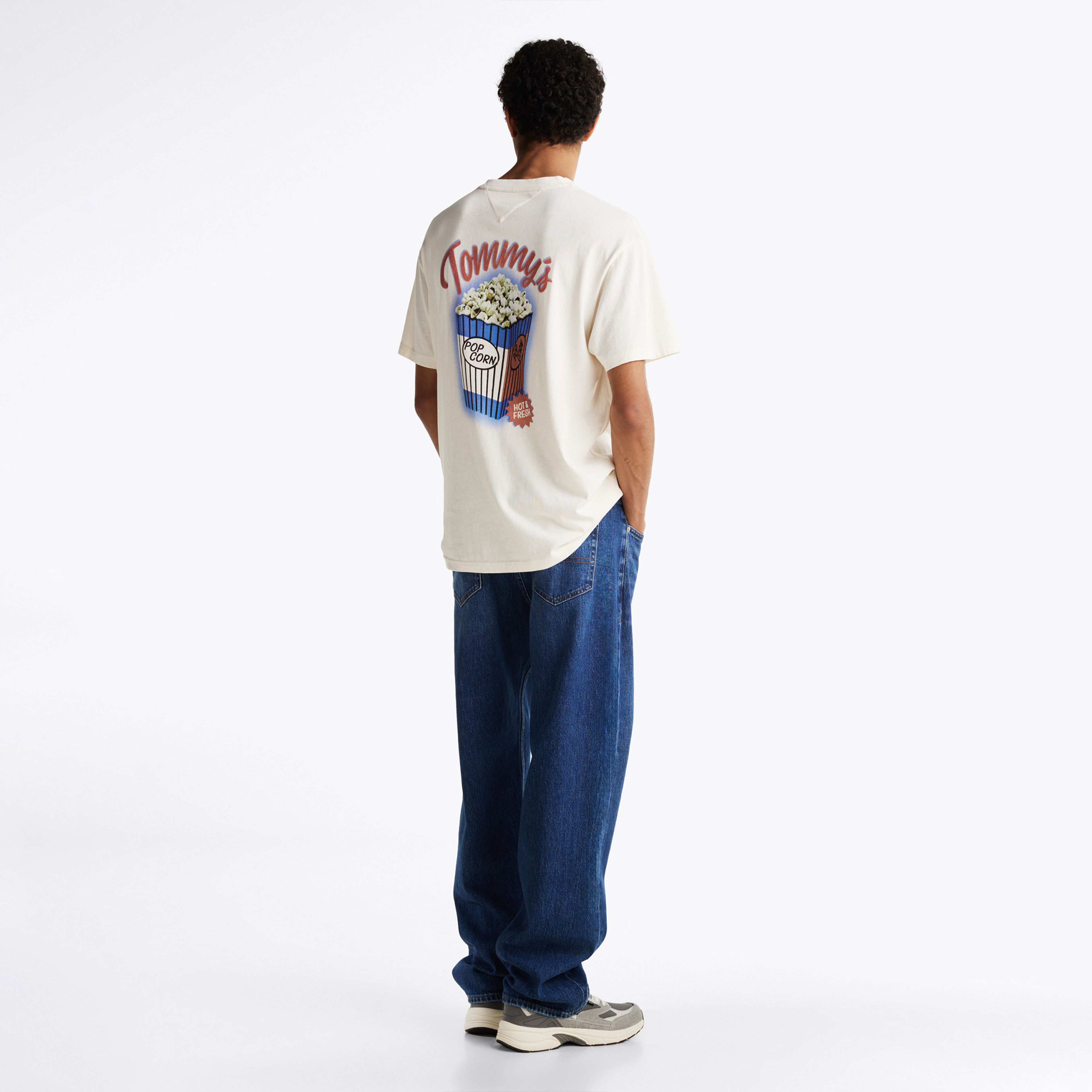 Tommy Jeans Badge Crew Erkek Beyaz T-Shirt