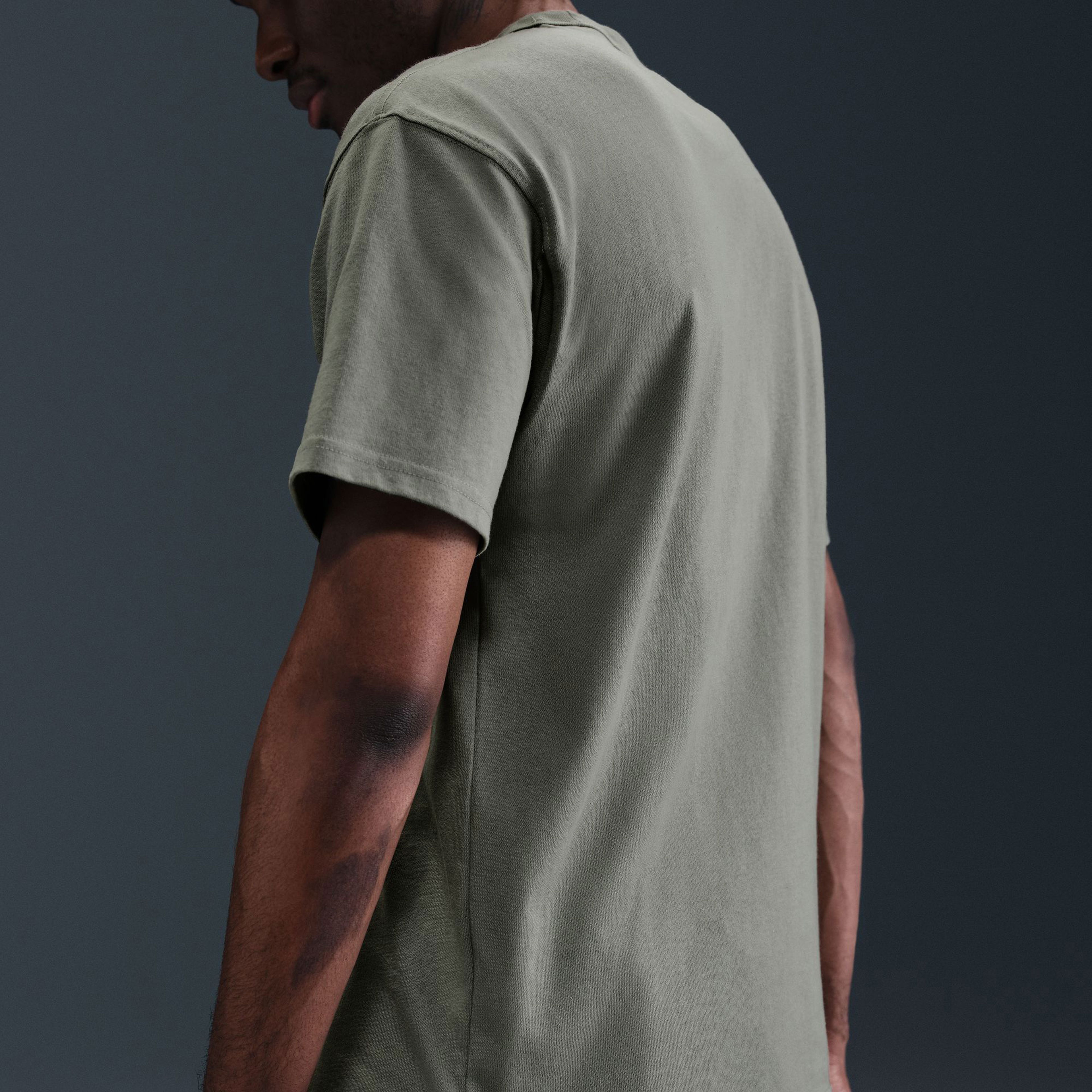 Nike Sportswear Premium Essentials Erkek Haki T-Shirt