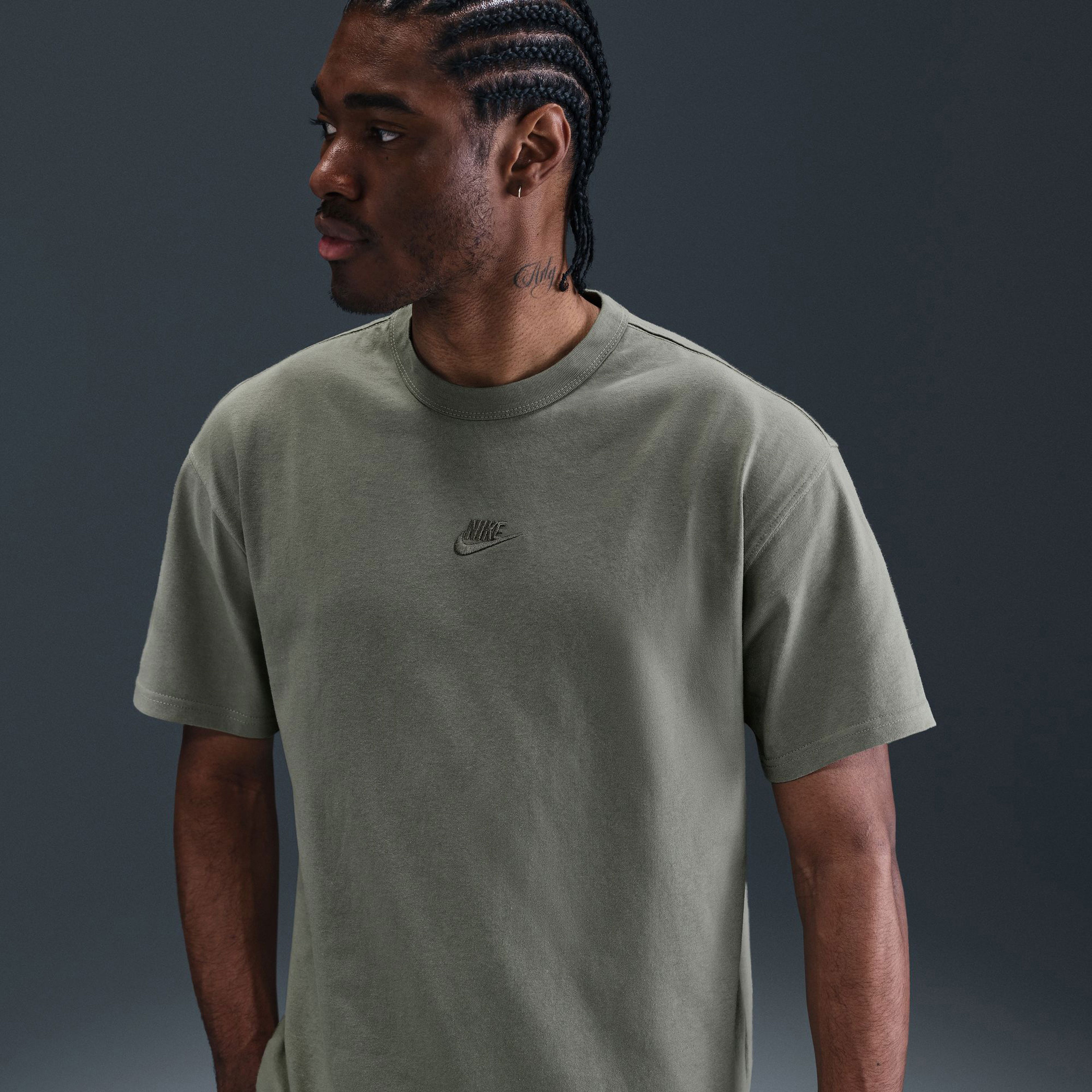 Nike Sportswear Premium Essentials Erkek Haki T-Shirt
