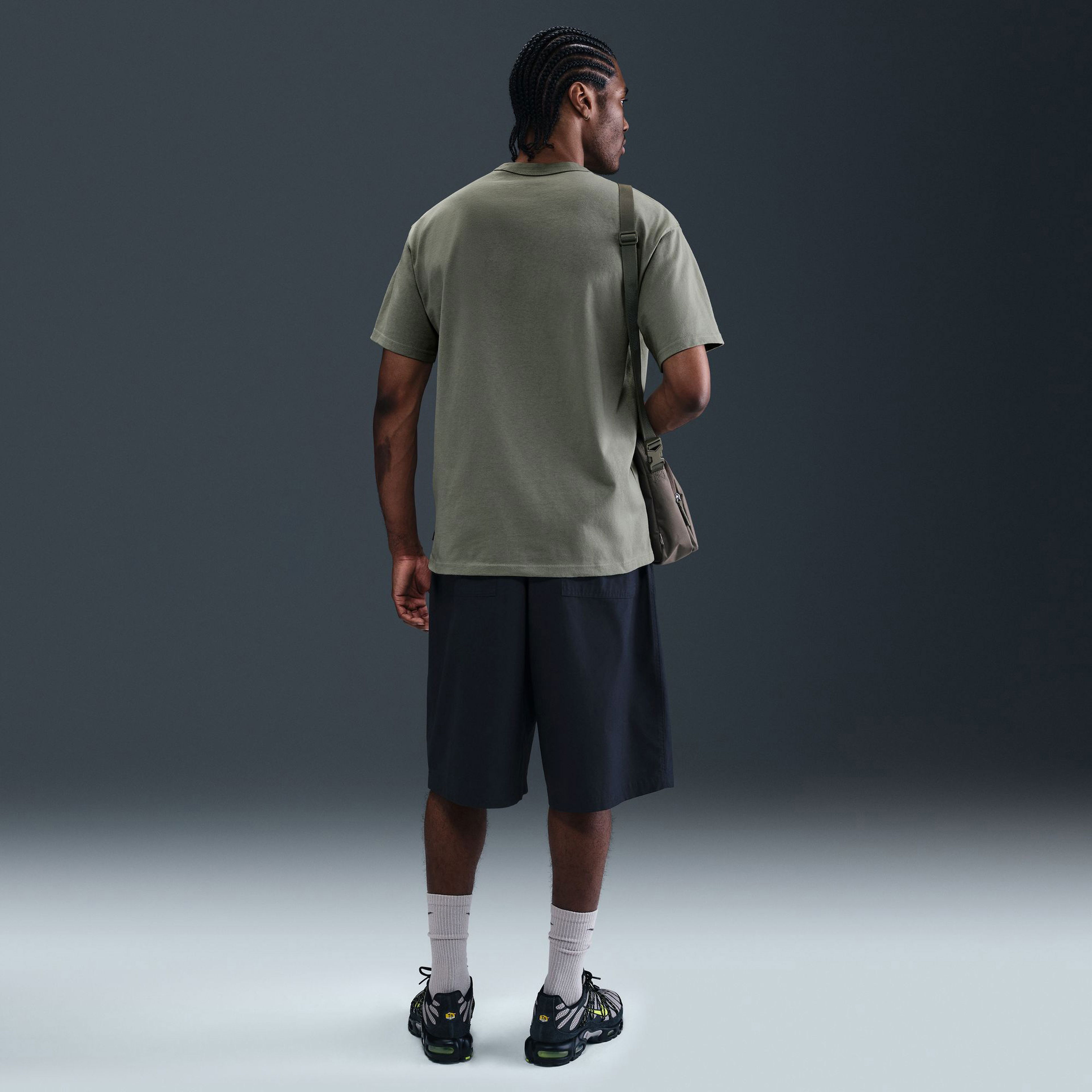 Nike Sportswear Premium Essentials Erkek Haki T-Shirt