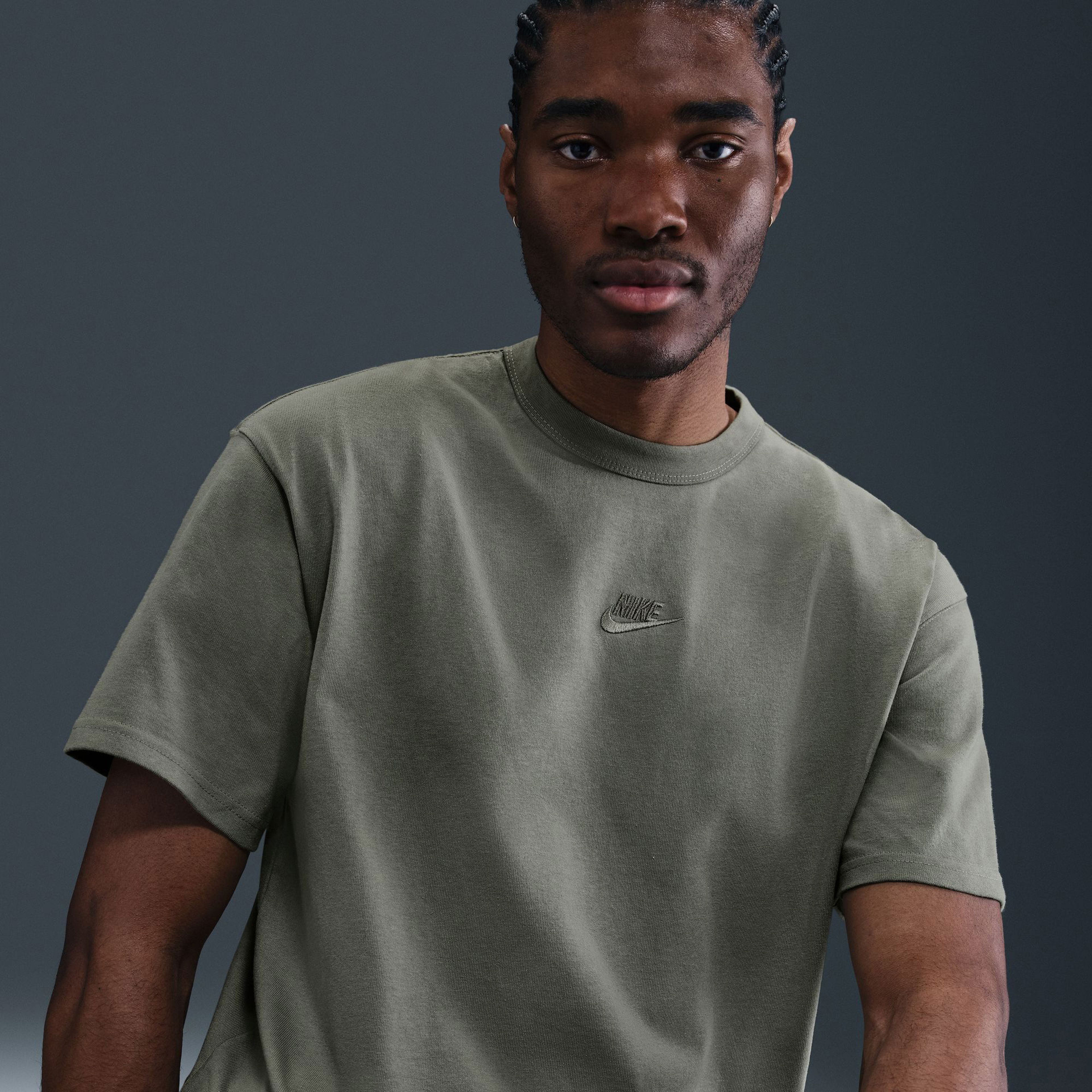 Nike Sportswear Premium Essentials Erkek Haki T-Shirt