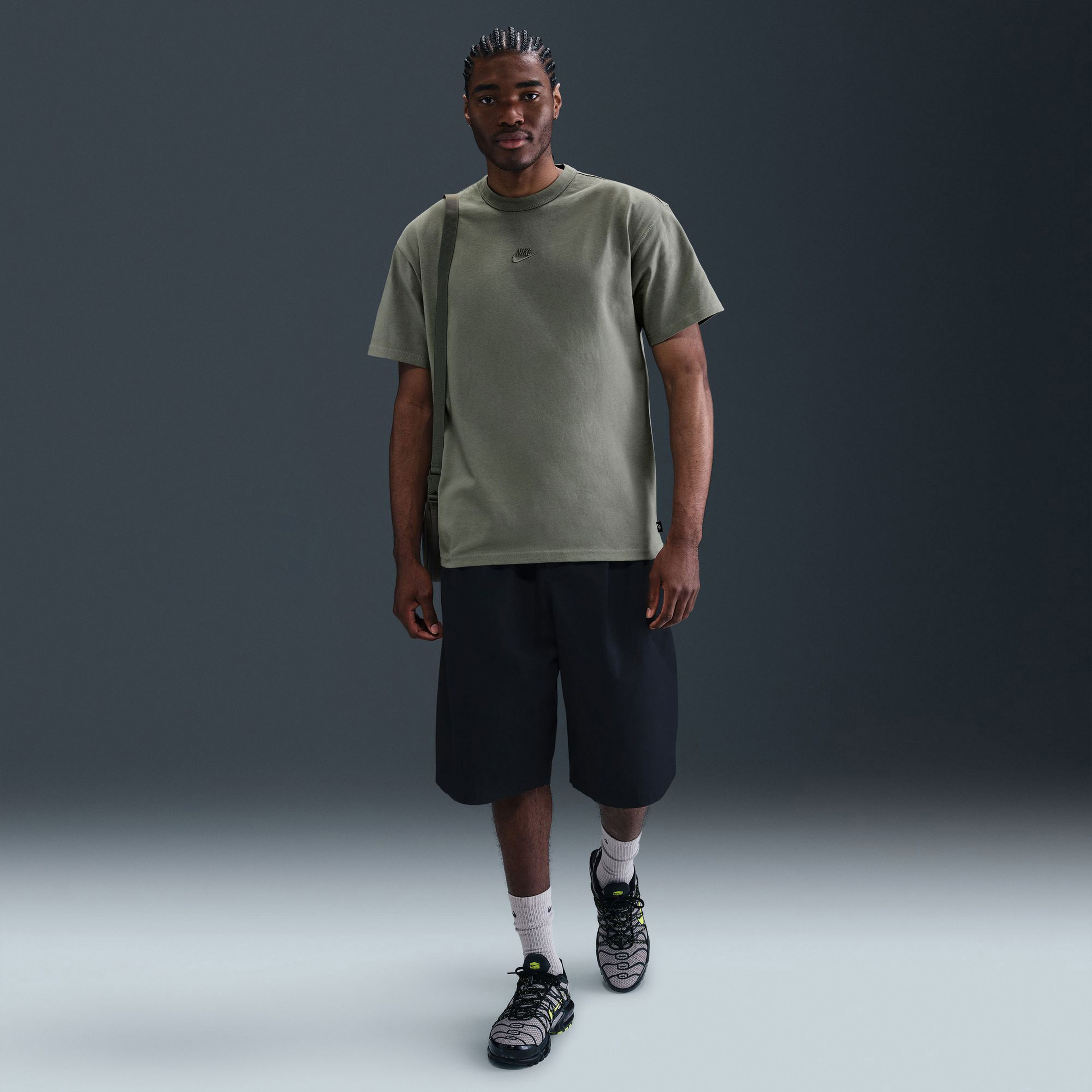 Nike Sportswear Premium Essentials Erkek Haki T-Shirt